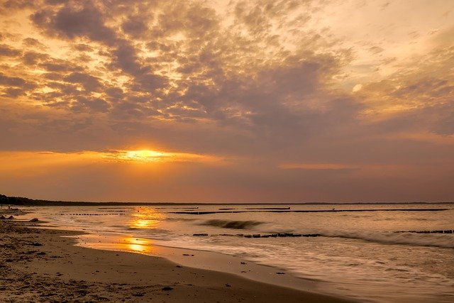 zachód słońca nad morzem w Ustroniu morskim z pensjonatu Kaszubianka